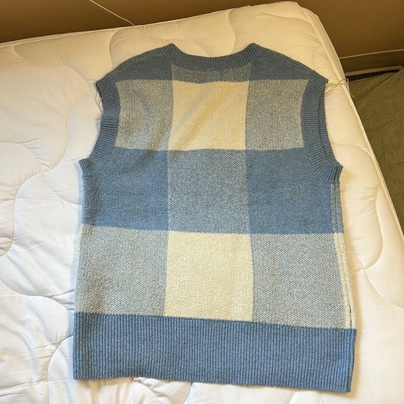 Sweater vest fits oversized - Picture 2 of 2